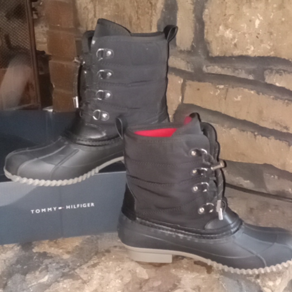 Tommy Hilfiger Raziel black winter  boots with red faux fur sock lining,9m